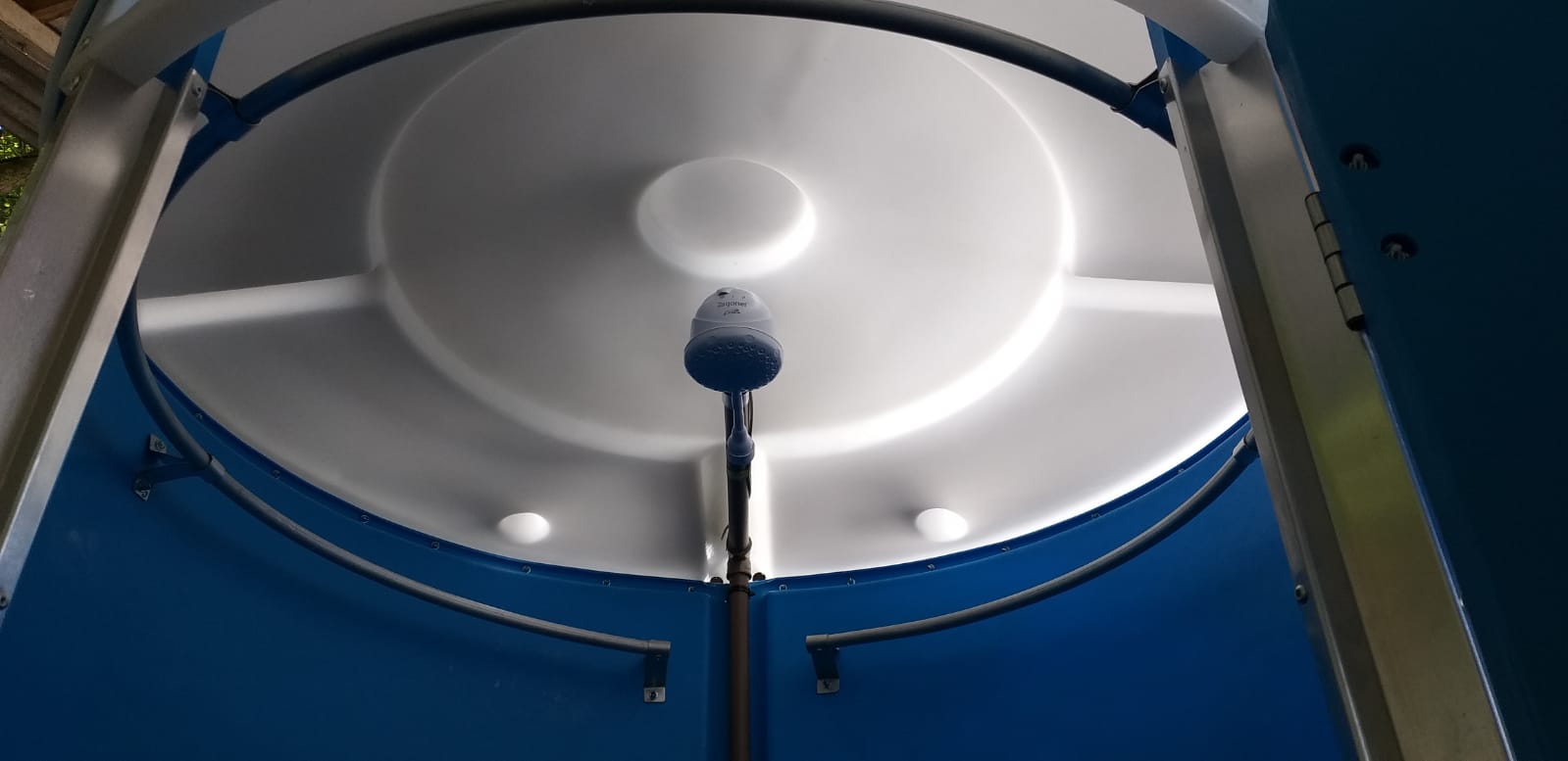 Cabine de chuveiro DSM — Detalhe do chuveiro instalado